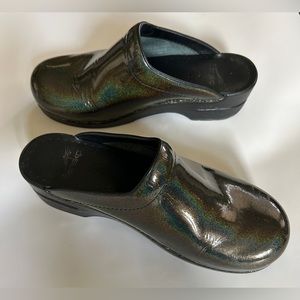 Dansko Sonja Clogs Backless Black iridescent patent leatherWomen's EU 39US 8.5/9